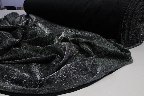 872-SREBRNA ORGANZA NA PIANKOWYM PODKŁADZIE W RÓŻE 