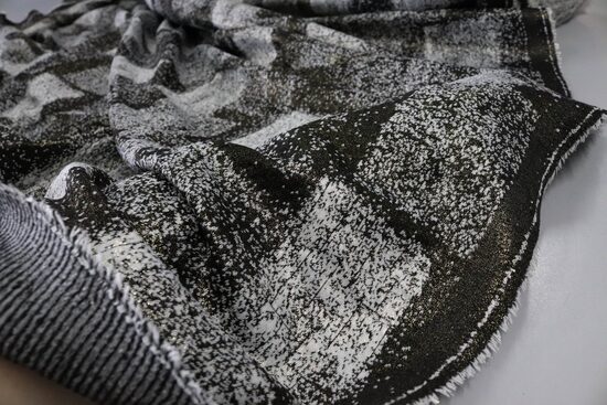 1367-MIĘSISTA SWETROWA DZIANINA CZARNE KWADRATY BŁYSK 