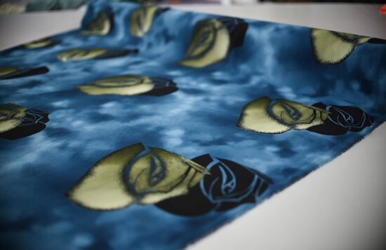 183-SZYFON DUŻE ZIELONO CZARNE RÓŻE 