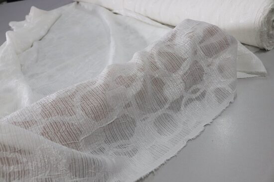 1352-BIAŁA KRESZOWANA OZDOBNA TKANINA W GEOMETRYCZNY WZÓR