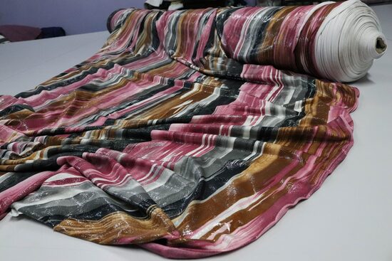 1298-LEJĄCA DZIANINA W PASY Z OPTYCZNYM ZŁUDZENIEM LAKIEROWANIA 