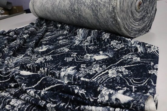 1244-GRANAT DZIANINA SWETROWA Z SUPEŁKAMI I BEZBARWNYMI CEKINAMI W KWIATY