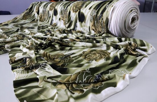 1256-VENESIA ITY ZIELEŃ W DUŻE ZIELONE RÓŻE 