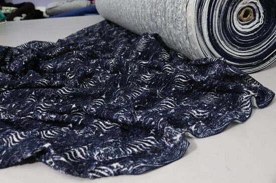 908-GRANAT DZIANINA SWETROWA Z SUPEŁKAMI I BEZBARWNYMI CEKINAMI 