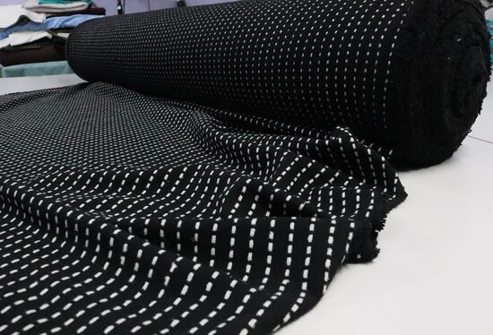 867-CZARNA WEŁNA KOSTIUMOWA W BIAŁE PRZERYWANE PASKI 