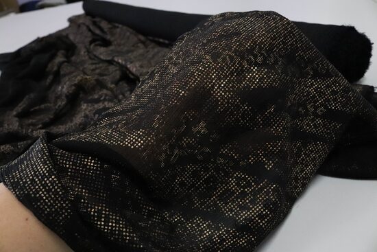 1215-CZARNY KRESZOWANY SZYFON W ZŁOTY WZÓR 