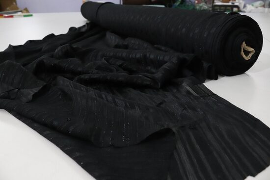 608-CZARNY SZYFON ZE SREBRNĄ NICIĄ 