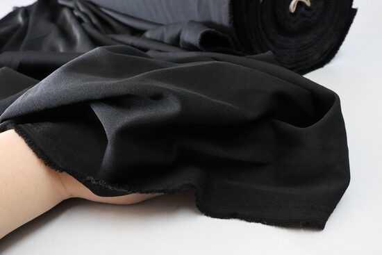 2434-CZARNA LEJĄCA TKANINA Z LEKKIM POŁYSKIEM