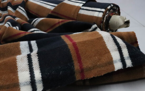 2455-WEŁNA 100% CARMEL W PASY