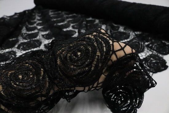 2030-CZARNA GIPIUROWA KORONKA