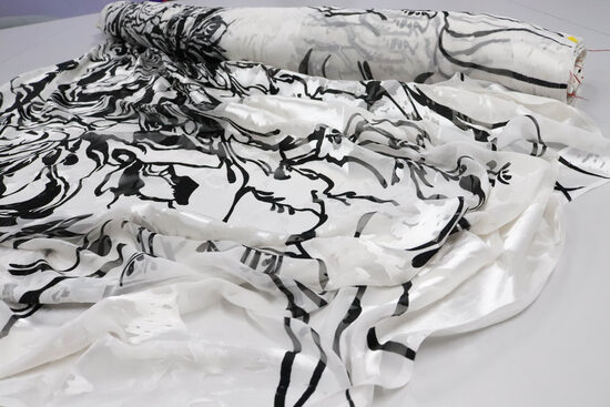 2036-BIAŁY JEDWABNY SZYFON W CZARNY WZÓR