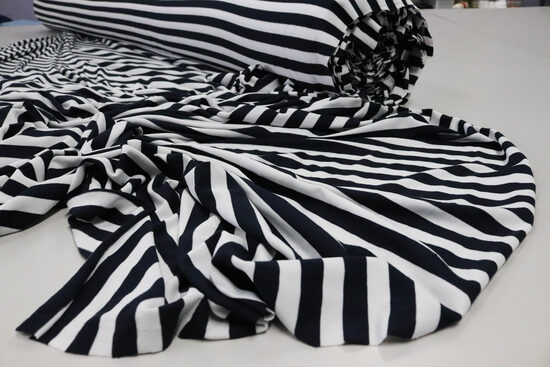 2075-JERSEY WISKOZOWY GRANATOWO-BIAŁE PASY 