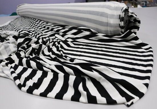 2081- JERSEY WISKOZOWY W BIAŁO CZARNE PASY 