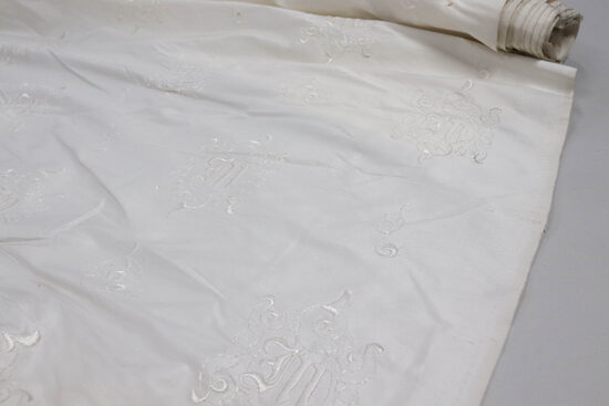 2090- BIAŁA HAFTOWANA TAFTA