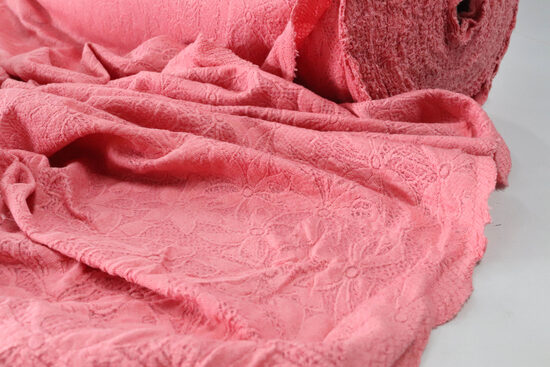 2166- TŁOCZONA DZIANINA W KWIATY KORALOWA 