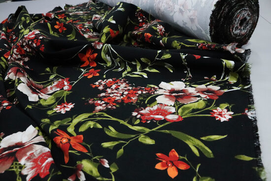 2102-CZARNY JEANS W KWIATY